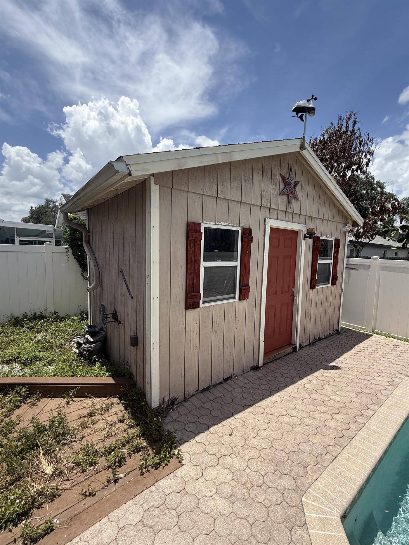 Outdoor side area and structure showing a property ready for cleanup and improvement.